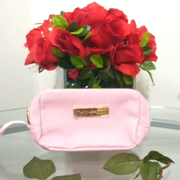 🎁 FREE GIFT INCLUDED 🎁 NWOT MAC Make Up Cosmetics Case - Picture 2 of 6
